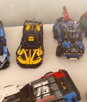 Lego Auto Fahrzeuge in der Ausstellung