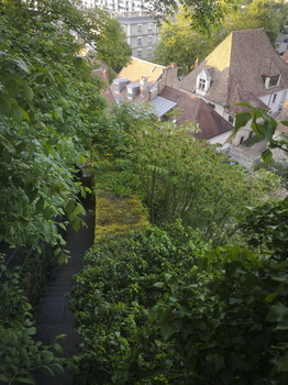 in die Stadt hinunter