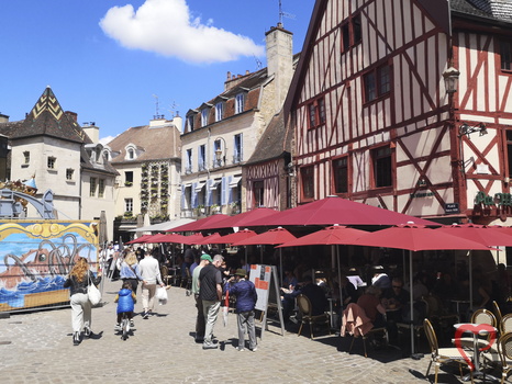 Fachwerkhaus mit Cafe in Dijon