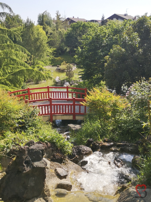 japanischer Garten mit Wasserfall und Brücke