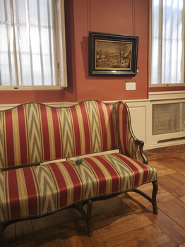 Sofa mit Gemälde an der Wand