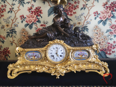 antike Uhr mit goldener Verzierung