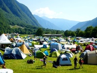 Campingplatz - Shankra Festival -- Das Shankra Goa und Psytrance Festvial bei Lostallo in der Schweiz. Das seit 2015 bestehende kulturelle Ereigniss inmitten natürlicher Landschaften mit einem Fluss und Bergen umgeben. Musik und Performance machen die Location zu einem Aktivitäts Hotspot. Lesungen und Workshops oder die Jam Sassion dürfen bei dem Shankra Event nicht fehlen.