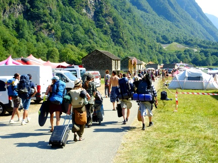 Shankra Festival -- Das Shankra Goa und Psytrance Festvial bei Lostallo in der Schweiz. Das seit 2015 bestehende kulturelle Ereigniss inmitten natürlicher Landschaften mit einem Fluss und Bergen umgeben. Musik und Performance machen die Location zu einem Aktivitäts Hotspot. Lesungen und Workshops oder die Jam Sassion dürfen bei dem Shankra Event nicht fehlen.