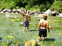 am Fluß - Shankra Festival -- Das Shankra Goa und Psytrance Festvial bei Lostallo in der Schweiz. Das seit 2015 bestehende kulturelle Ereigniss inmitten natürlicher Landschaften mit einem Fluss und Bergen umgeben. Musik und Performance machen die Location zu einem Aktivitäts Hotspot. Lesungen und Workshops oder die Jam Sassion dürfen bei dem Shankra Event nicht fehlen.