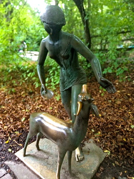 Bronze Statue im Märchenwald