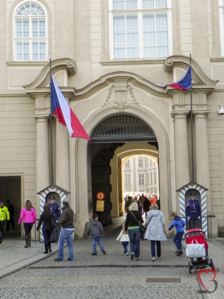 Eingang-zur-Prager-Burg.jpg