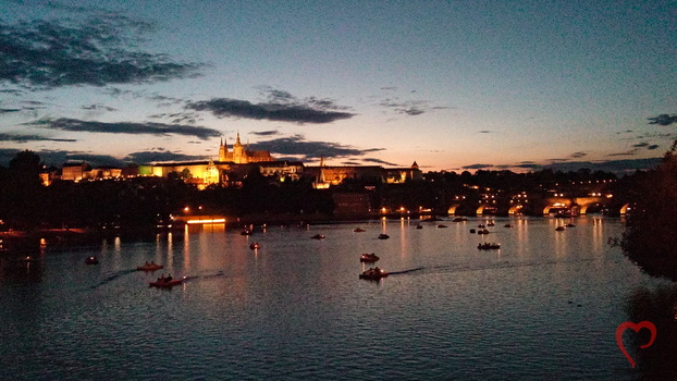 Boote auf dem Fluß in Prag