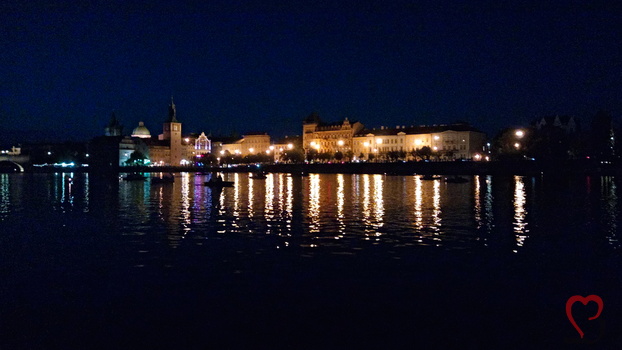 Fluß in Prag bei Nacht