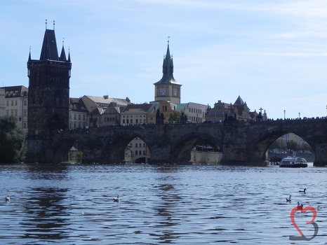 Karlsbruecke-mit-Fluss-in-Prag