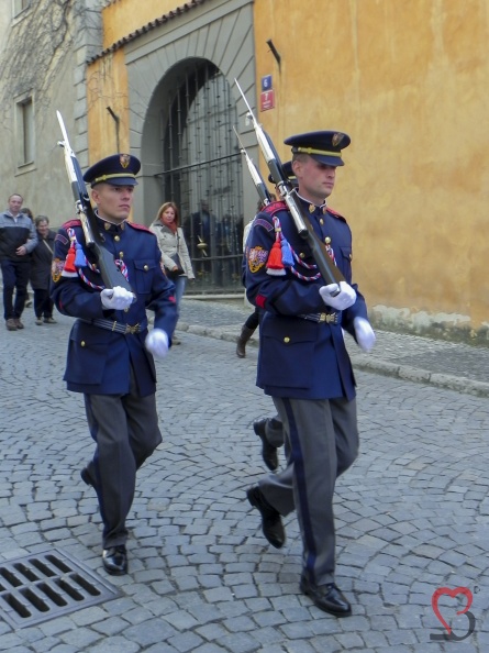 Soldaten-an-der-Prager-Burg.jpg