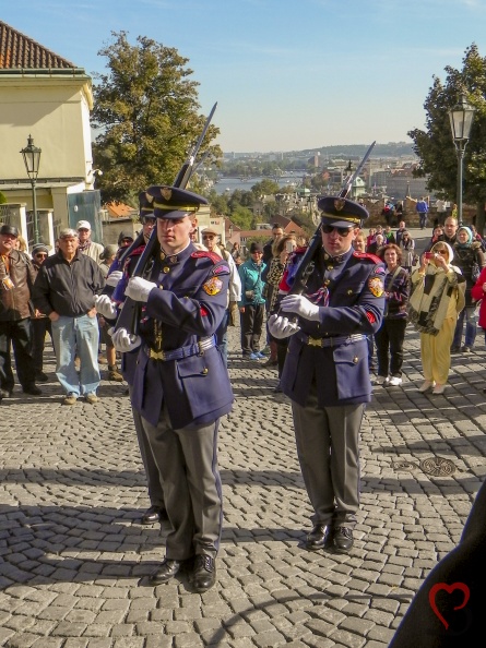 Soldaten-an-der-Prager-Burg_2.jpg