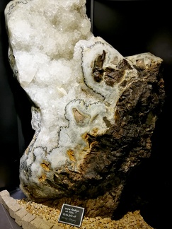 Welt der Kristalle -- Amethyst mit Kalzit aus Uruguay im Museum Welt der Kristalle in Dietingen in Baden Würtemberg