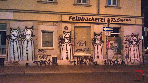 Katzen an der Hauswand