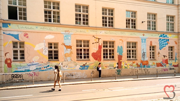 Hausmalereien am Gebäude in Dresden