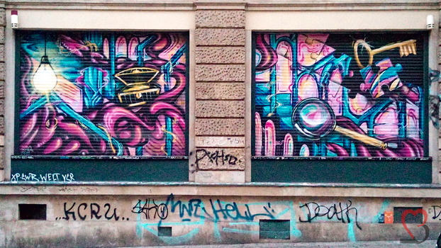 Fenster mit Graffittibemalung