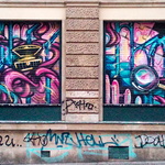 Fenster mit Graffittibemalung