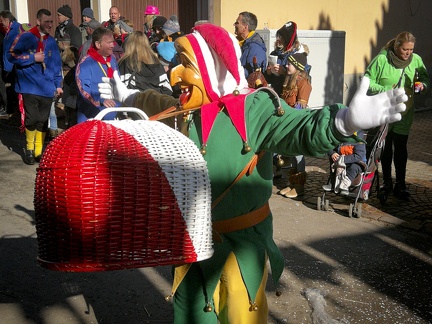 Fashing Geisingen Fasnet 2023 -- In Geisingen im Landkreis Tuttlingen in Baden Würtemberg wird die fünfte Jahreszeit mit tollen bunten Kostümen, Masken und viel Paukenschläge & Trommelwirbel das Ende des Winters herausposaunt und ausgiebig der Straßenkarneval mit den Narren aus den Vereinen gefeiert. Da kann die Narri und dem Narro nur viel Spaß bei den Streichen und Unfug gewünscht werden und den Kleinen wird das Fürchten schon früh beigebracht.