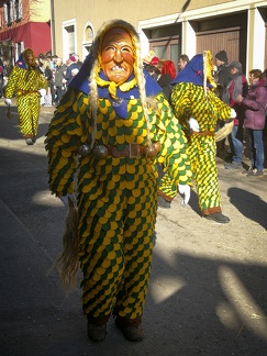 Fashing Geisingen Fasnet 2023 -- In Geisingen im Landkreis Tuttlingen in Baden Würtemberg wird die fünfte Jahreszeit mit tollen bunten Kostümen, Masken und viel Paukenschläge & Trommelwirbel das Ende des Winters herausposaunt und ausgiebig der Straßenkarneval mit den Narren aus den Vereinen gefeiert. Da kann die Narri und dem Narro nur viel Spaß bei den Streichen und Unfug gewünscht werden und den Kleinen wird das Fürchten schon früh beigebracht.