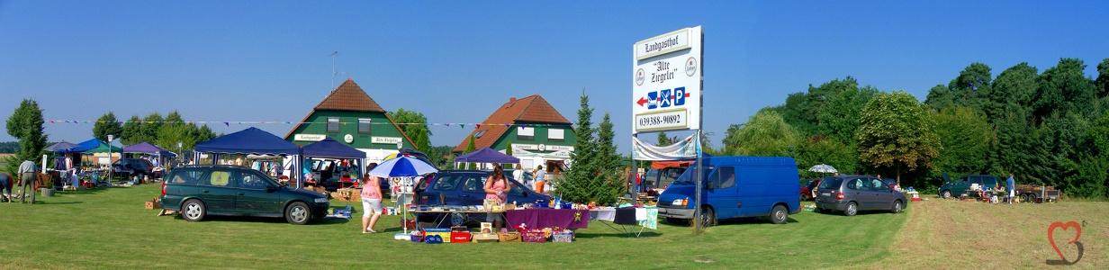 Flohmarkt und Restaurant als Panorama