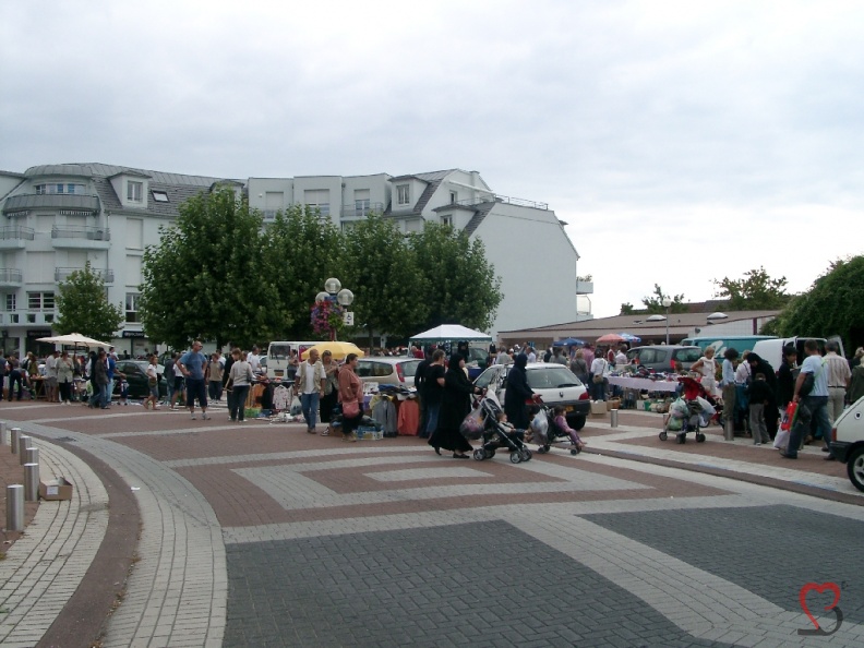07-09020001-Flohmarkt-Lingolsheim-France.JPG