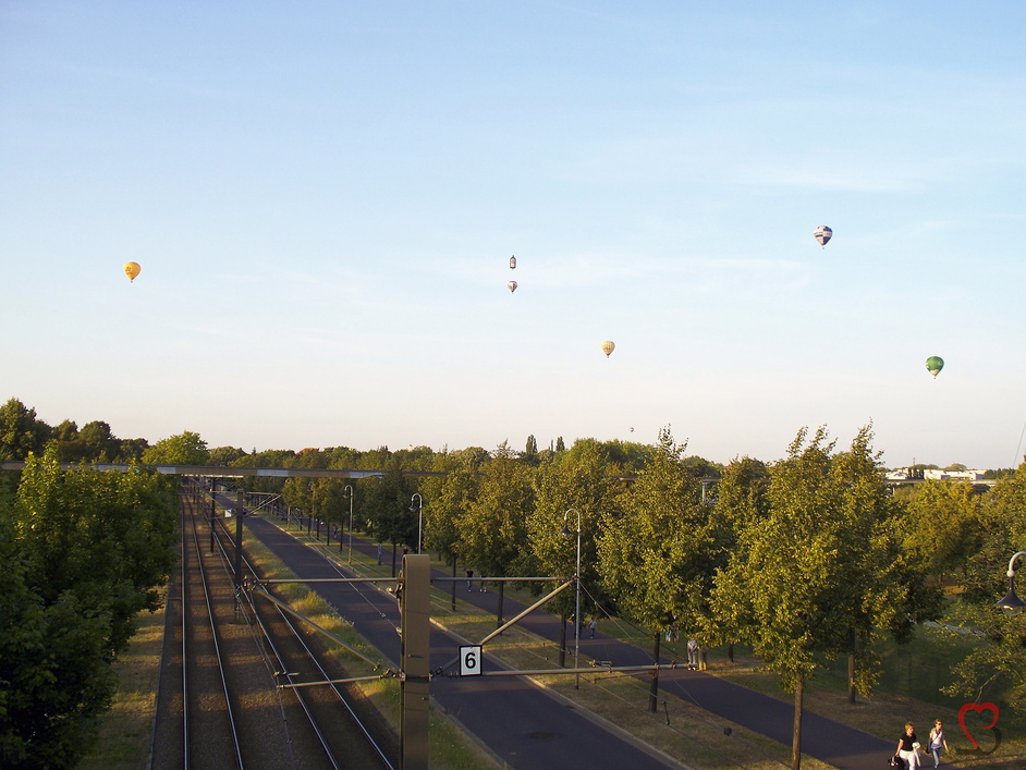 Ballons über die Herrenkrugstrasse