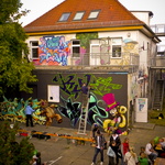 KJFE Gebäude mit Graffitiwall