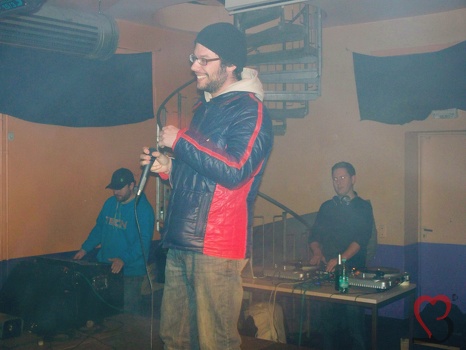 Zoen - Negundo und DJ Faktor im Hintergrund