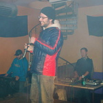 Zoen - Negundo und DJ Faktor im Hintergrund
