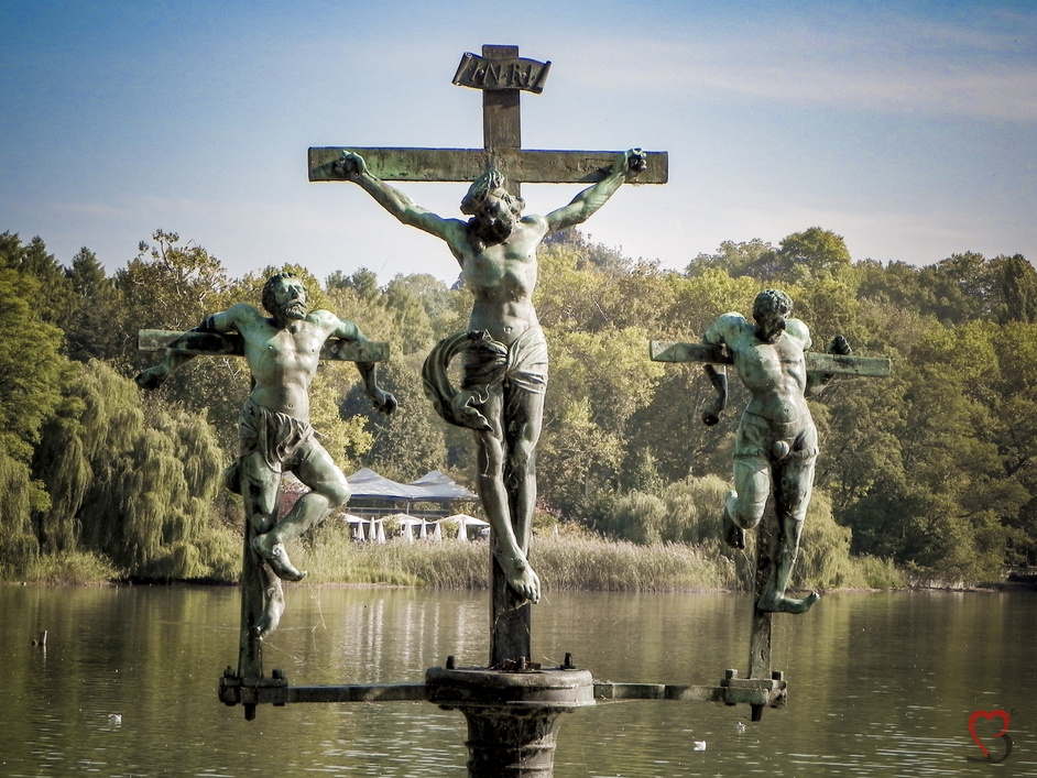 Kreuz Jesu mit Inschrift