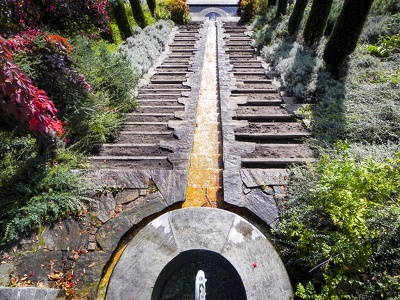 italienische Blumen Wassertreppe