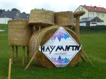 Hay Mount Festivall -- Der jährliche Strohpark mit Skulpturen aus Stroh in Schwenningen Heuberg im Landkreis Sigmaringen im Naturpark obere Donau in Baden Würtemberg gelegen.