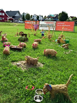 Strohfiguren auf der Wiese