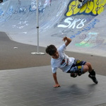 B-Boy Leonard beim Breakdancen im Skaterpark