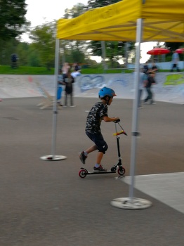 Lukas am Skateroller fahren