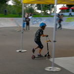 Lukas am Skateroller fahren
