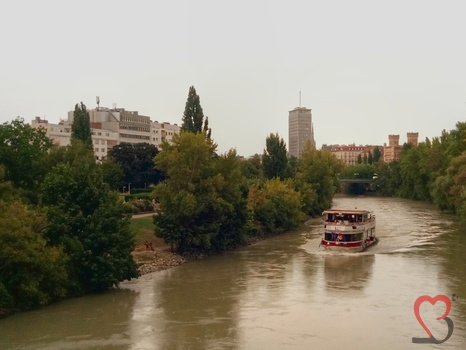 Schiff auf dem Donaukanal