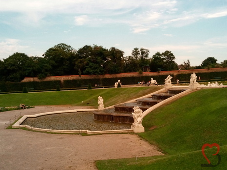 Stufenbrunnen im Garten