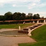 Stufenbrunnen im Garten