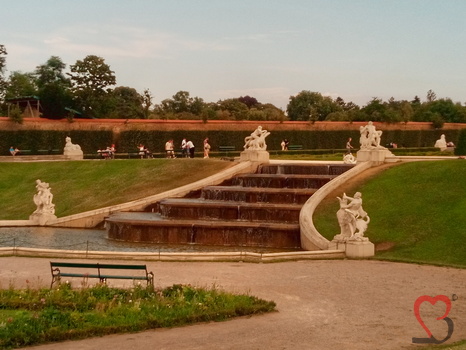 Brunnen mit Treppe am Schloss