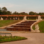 Brunnen mit Treppe am Schloss