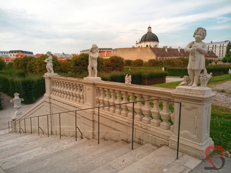 Treppe mit Statuen