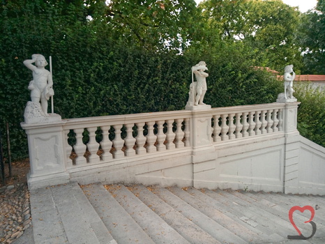 Statuen am Geländer vom Schlossgarten