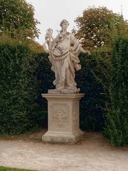 Statuen im Wiener Schlossgarten