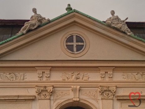 Hausdach in Wien mit Statuen