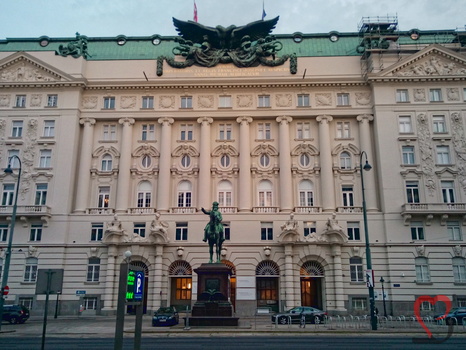 Regierungsgebäude am Georg Coch Platz