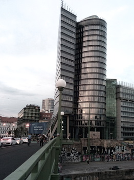 Uniqa Tower an der Aspernbrücke