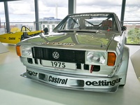 Volkswagen Fahrzeug Museum Autostadt Wolfsburg -- Die Autostadt in Wolfsburg Niedersachsen mit hauseigenen Volkswagen Modellen von der Entstehung bis zu modernen Elektrofahrzeugen sowie eine Vielzahl alter Oldtimer und Rennautos.