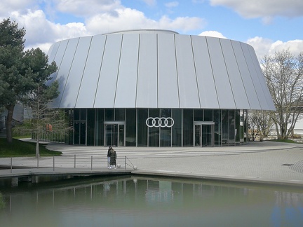 Audi Museum Autostadt Wolfsburg -- Audi in Wolfsburg Niedersachsen mit hauseigenen Volkswagen Modellen von der Entstehung bis zu modernen Elektrofahrzeugen sowie eine Vielzahl alter Oldtimer und Rennautos.