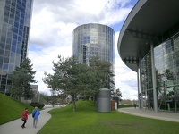 Fahrzeug Museum Autostadt Wolfsburg -- Die Autostadt in Wolfsburg Niedersachsen mit hauseigenen Volkswagen Modellen von der Entstehung bis zu modernen Elektrofahrzeugen sowie eine Vielzahl alter Oldtimer und Rennautos.
